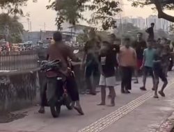 Aksi Bocil-bocil Jakbar Usir Pemotor ‘Penjajah’ Trotoar