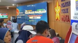 Dukcapil Diserbu Warga Aktivasi IKD untuk Syarat Anak Masuk Sekolah
