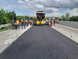 Jelang Libur Panjang, HKA Rampungkan Pemeliharaan Aspal Tol Kayu Agung – Palembang untuk Jaga Kenyamanan Pengguna Jalan