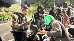 Diduga Kelelahan, Driver Ojol Ditemukan Terkapar di Pinggir Jalan Jaktim
