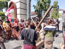 Lesung Berdentang di Depan Polresta Pati, Warga Kendeng Kirim Pesan Keras Tolak Tambang Ilegal