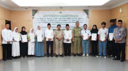 Pemkot Jakbar Serahkan Ijazah 118 Siswa Madrasah Tertahan