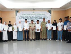 Pemkot Jakbar Serahkan Ijazah 118 Siswa Madrasah Tertahan