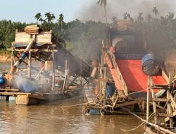 Respons Keluhan Emak-Emak, Polisi Musnahkan 5 Rakit PETI di Sungai Kuantan