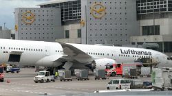 Pesawat Lufthansa di Frankfurt Alami Insiden Roda Depan Ambruk, Sejumlah Kru dan Petugas Terluka