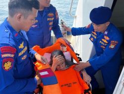 Pakai Kapal Patroli, Ditpolairud PMJ Evakuasi Lansia Sakit dari Pulau Seribu