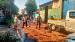 80 Kilogram Minyak Goreng Curah Tumpah di Ciputat, Dua Pengendara Motor Terjatuh