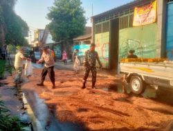 80 Kilogram Minyak Goreng Curah Tumpah di Ciputat, Dua Pengendara Motor Terjatuh