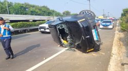 Gagal Menyalip, Jip Listrik Hantam Pembatas Jalan hingga Terguling di Tol Soetta