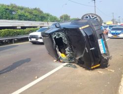 Gagal Menyalip, Jip Listrik Hantam Pembatas Jalan hingga Terguling di Tol Soetta