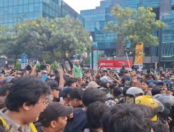 Klakson Bergema di Tengah Aksi Mahasiswa, Pengendara Beri Dukungan di Jalanan Jakarta