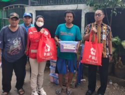 PMI Jakarta Timur Salurkan Bantuan bagi Penyintas Kebakaran di Malaka Sari