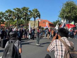Mahasiswa Jatim Kepung Grahadi, Desak Evaluasi MBG hingga Percepatan Pengesahan RUU Perampasan Aset