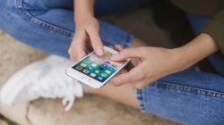 Sering Main Ponsel Sambil Rebahan? Waspadai Ancaman Tech Neck yang Mengintai Kesehatan Leher