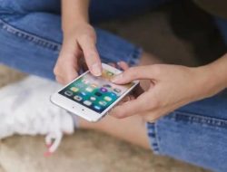 Sering Main Ponsel Sambil Rebahan? Waspadai Ancaman Tech Neck yang Mengintai Kesehatan Leher