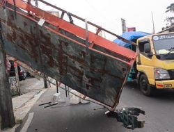 Bak Truk Tersangkut Kabel Listrik, Lalu Lintas Ciputat Macet