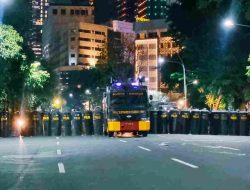 Demo di Depan Grahadi Berujung Ricuh, Belasan Massa hingga Pedagang Es Diamankan Polisi