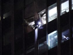 Pesawat Kecil Tabrak Gedung Tertinggi di Beijing, Puing-Puing Berjatuhan