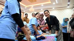 Kahiyang Ayu Serahkan Kursi Roda Adaptif di Simalungun