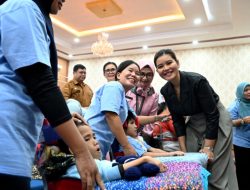 Kahiyang Ayu Serahkan Kursi Roda Adaptif di Simalungun