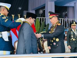 Presiden Prabowo Terima Medali Loka Praja Samrakshana pada Peringatan Ke-80 Hari Bhayangkara