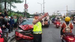 Mobil Lawan Arah Sebabkan Kecelakaan di Ciputat, Seorang Pemotor Terluka
