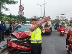 Mobil Lawan Arah Sebabkan Kecelakaan di Ciputat, Seorang Pemotor Terluka