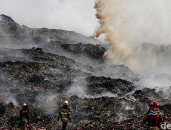 Api Kebakaran TPA Jatiwaringin Belum Padam Setelah 6 Hari, 232 Warga Mengungsi