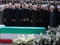 Tiga Putra Ayatollah Ali Khamenei Hadiri Pemakaman, Mojtaba Tidak Tampak