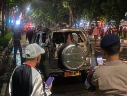Diduga Korsleting Listrik, Mobil Berpelat Dinas TNI Terbakar di Senen