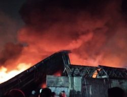 Kebakaran Pabrik Sandal di Tangerang, Satu Pegawai Alami Sesak Napas