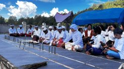 Umat Hindu Kabupaten Mamasa Laksanakan Ritual Manuk A’pak di Pura Eran Dewata