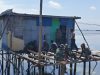 Pemasangan Lantai Tandai Kemajuan Renovasi RTLH TMMD Ke-129 di Desa Umbele