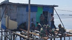 Pemasangan Lantai Tandai Kemajuan Renovasi RTLH TMMD Ke-129 di Desa Umbele