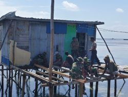 Pemasangan Lantai Tandai Kemajuan Renovasi RTLH TMMD Ke-129 di Desa Umbele