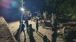 Satgas TMMD Ke-129 Kodim 1311/Morowali Lembur Bersama Warga Kumpulkan Material Lokal di Pesisir Pantai Umbele