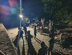 Satgas TMMD Ke-129 Kodim 1311/Morowali Lembur Bersama Warga Kumpulkan Material Lokal di Pesisir Pantai Umbele