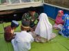 Prada Jefrin Manfaatkan Waktu Luang Mengajar Mengaji Anak-anak di Lokasi TMMD Ke-129 Kodim 1311/Morowali