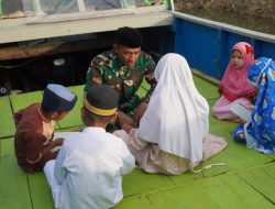 Prada Jefrin Manfaatkan Waktu Luang Mengajar Mengaji Anak-anak di Lokasi TMMD Ke-129 Kodim 1311/Morowali