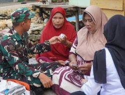 Personil Satgas TMMD bersama Puskesmas Umbele Laksanakan Pengobatan Door to Door bagi Warga di Lokasi TMMD Ke-129