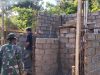 Pemasangan Dinding Batako MCK Desa Polewali Terus Dikebut Satgas TMMD Ke-129 Bersama Warga