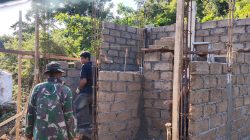 Pemasangan Dinding Batako MCK Desa Polewali Terus Dikebut Satgas TMMD Ke-129 Bersama Warga