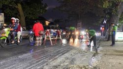 8 Pemotor Terjatuh Akibat Muatan Tahu Tercecer di Jalan Ir Soekarno Kota Batu