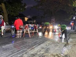 8 Pemotor Terjatuh Akibat Muatan Tahu Tercecer di Jalan Ir Soekarno Kota Batu