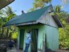 Pemasangan Atap Tandai Kemajuan Pembangunan MCK SDN Pulau Dua dalam Program TMMD Ke-129
