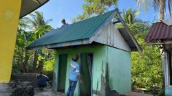Pemasangan Atap Tandai Kemajuan Pembangunan MCK SDN Pulau Dua dalam Program TMMD Ke-129