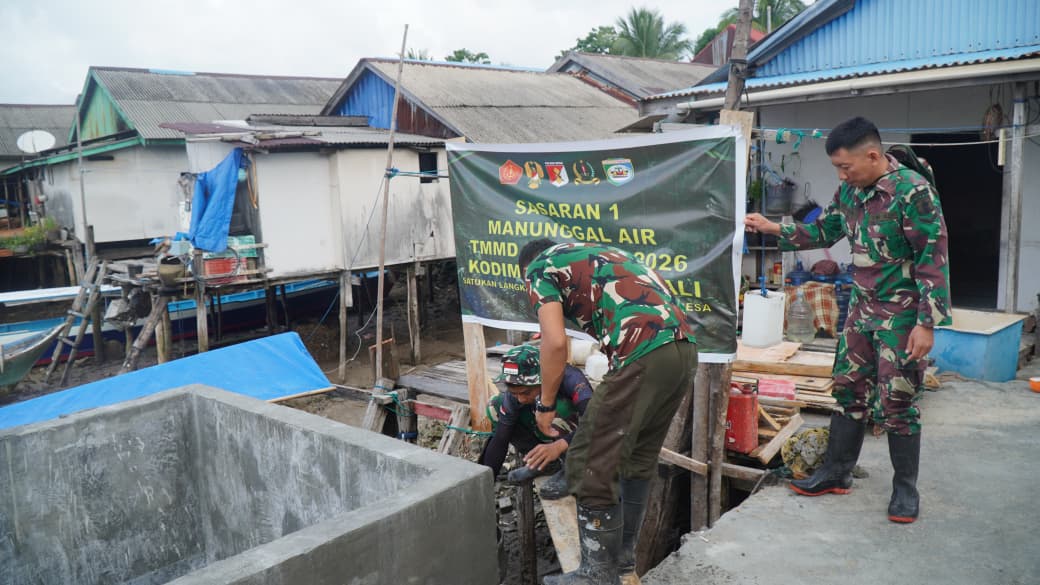 Plester Dinding Bak Penampungan Air Manunggal Air di Desa Umbele Terus Berlanjut