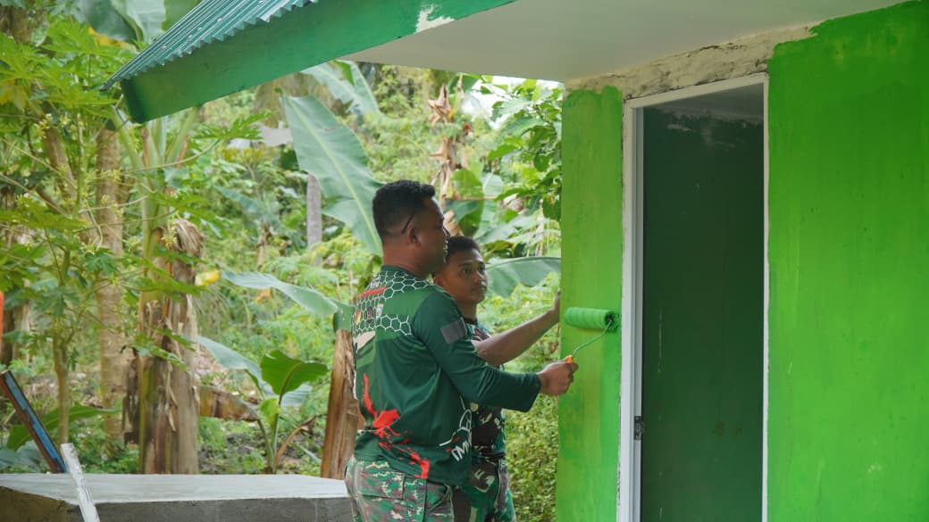 Pengecatan Dinding MCK SDN Desa Pulau Dua, Bukti Nyata Kinerja Satgas TMMD