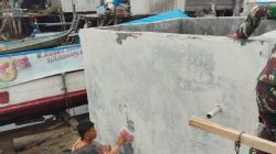 Satgas TMMD Ke-129 Laksanakan Pengaplusan Bak Penampungan Program Manunggal Air Bersih di Desa Umbele