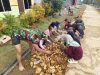 Hari Libur, Anak-anak SD Berinisiatif Bantu Satgas TMMD Meratakan Batu Rabat Beton